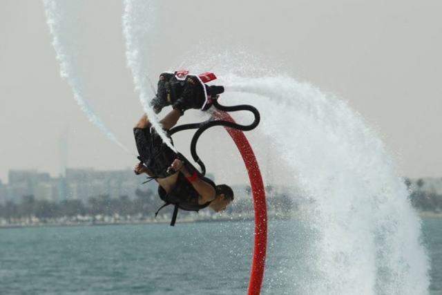 hombre dando una voltereta haciendo flyboard